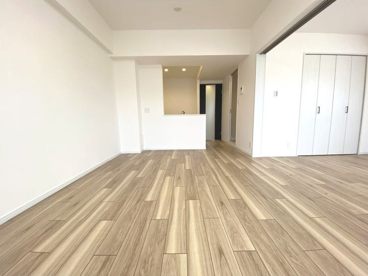 11.9帖のリビング。水回り設備や内装リノベーション済みにつき、すぐに新生活を始められます。