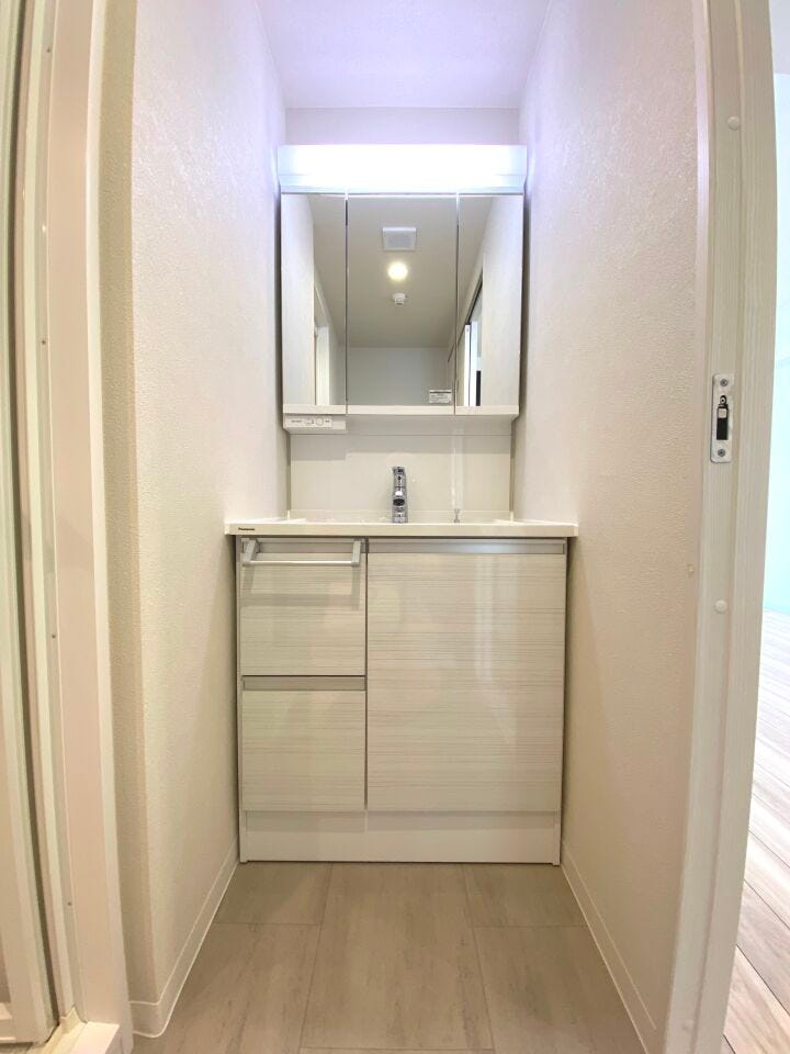 三面鏡の洗面化粧台ですっきり収納が叶います。キッチン横に洗面室があり子育てにも便利な間取り!