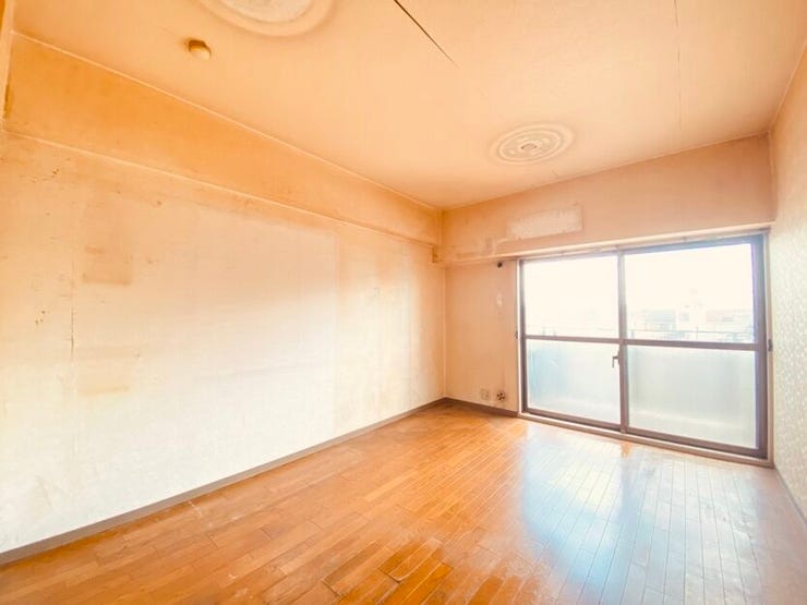 大きな窓から光が入ってくる明るいリビング♪