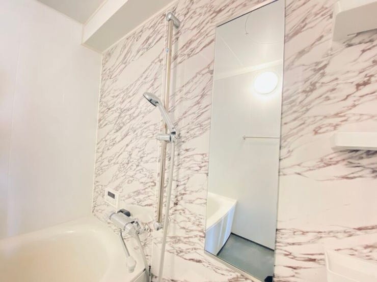 白色ベースの清潔感のある浴室です♪