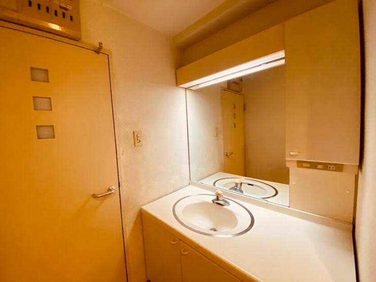 3面鏡で身だしなみも整えやすい♪
収納や化粧品置きにも困りません♪