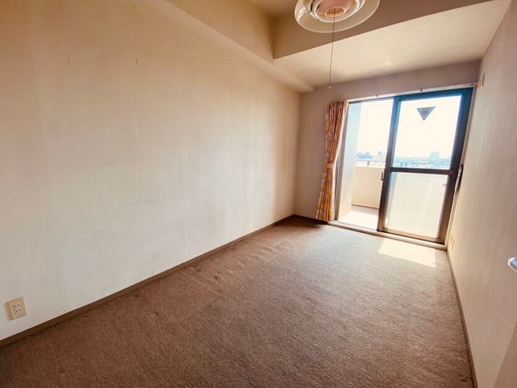 大きな窓から光が入ってくる明るいお部屋です♪
朝の目覚めも気持ちいいお部屋♪