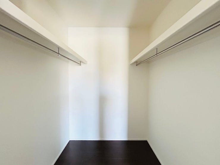 ◇主寝室のウォークインクローゼットは広めなので沢山の洋服が収納できます☆