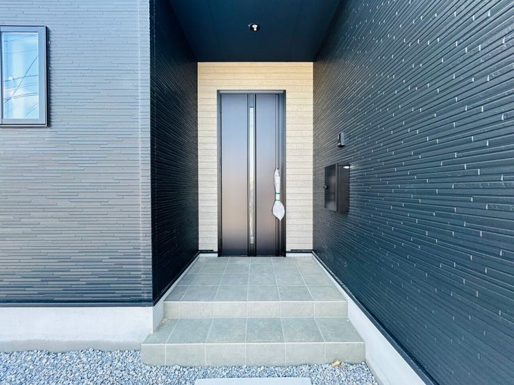 ◇外観から見た玄関☆