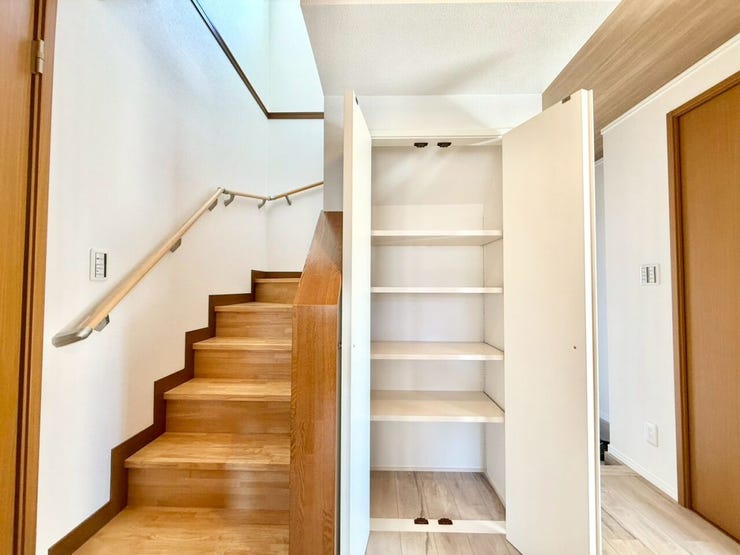 便利な1F収納付き。小物に掃除用品など便利に収納♪