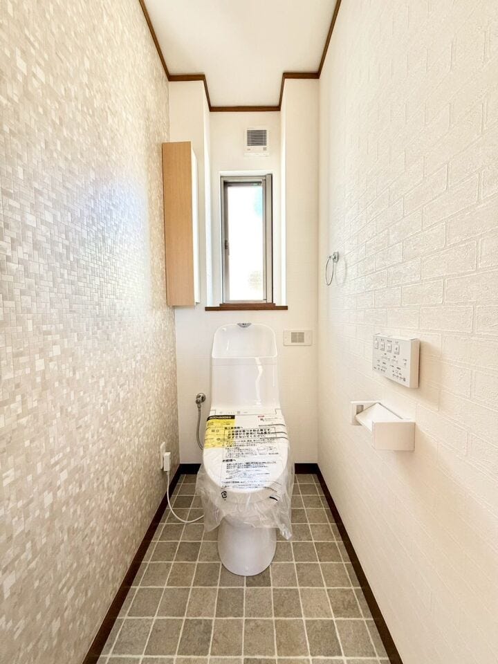 2Fトイレ。明るく、収納付きで安心♪