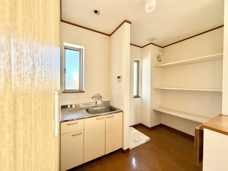 2Fに洗面台・洗濯機置場・収納スペースがあり、朝の洗面台争奪戦に〇