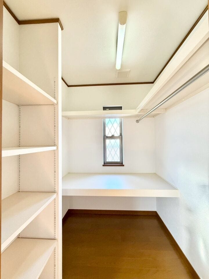 大容量WIC。収納しやすい棚に、カウンターもあり使い方いろいろ♪