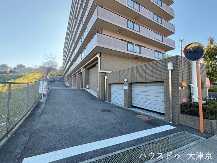 前面道路から奥まった静かな住環境