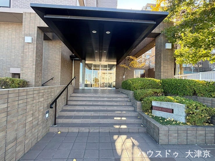 緑に彩られた落ち着いたエントランス