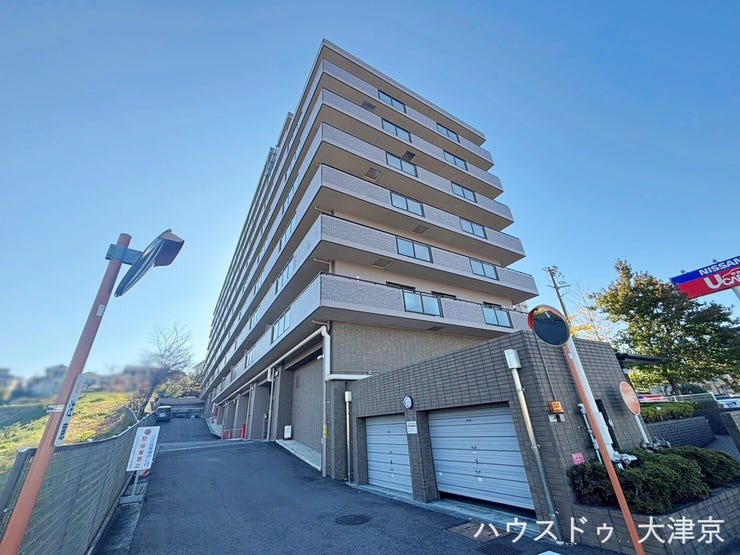 【外観】
プライバシーを守る重厚な佇まい