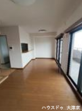 14.8帖の広々LDK! 明るい光が差し込み、家族団らんの時間を心地よく彩ります。