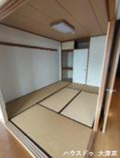 リビング隣接のため、お子様のお昼寝や客間としても便利です。