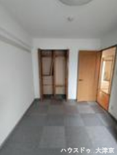 収納力のあるクローゼットを完備。洋服や荷物をすっきり整理できます。