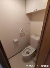 上部に吊り戸棚があり、トイレットペーパーなどを隠して収納できます。