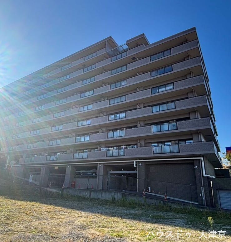 青空に映えるスタイリッシュなデザイン