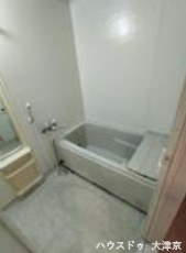 清潔感のあるホワイト基調の浴室で、一日の疲れをゆったり癒せます。