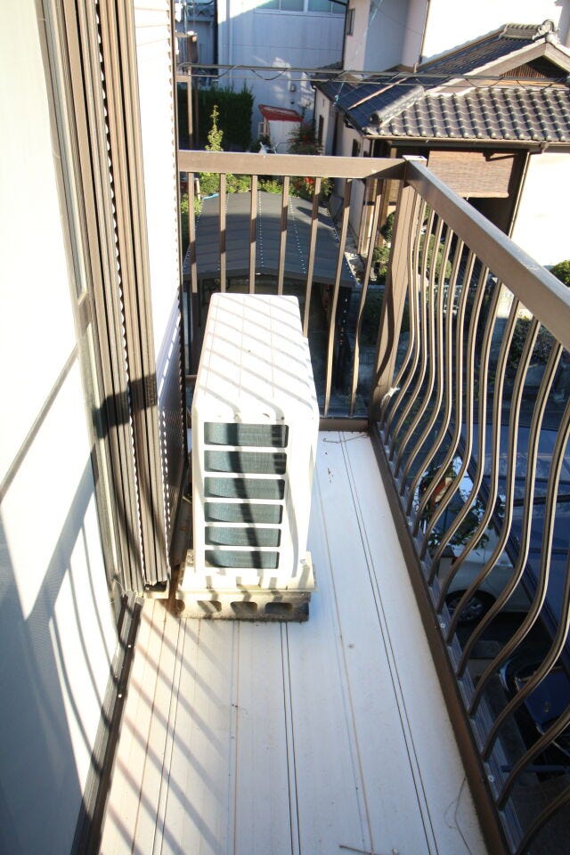 南向きのバルコニーは日当たりも良く、洗濯物も気持ち良く干せそうです。