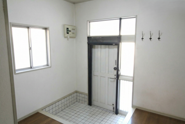 【玄関】
(CG加工の為、現況と異なります。)
開放感があり、明るい玄関でお客様を迎えられます。