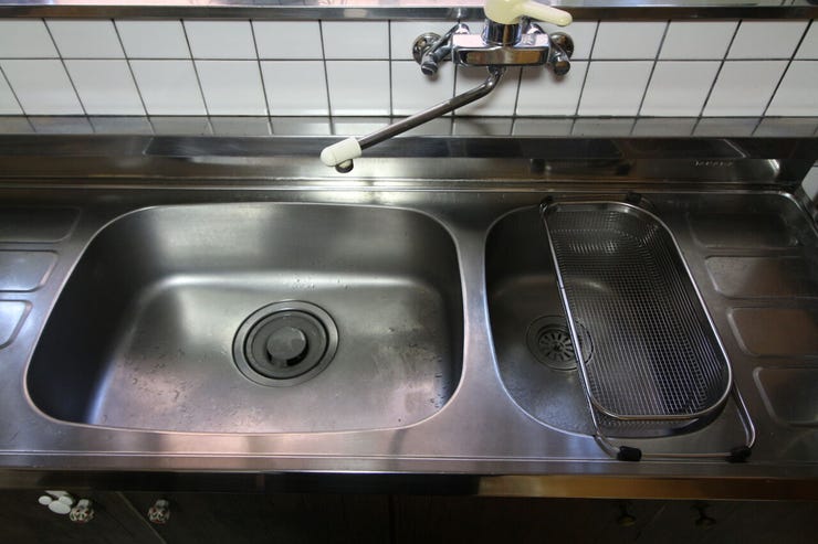 ゆったりとしたシンクがあるキッチンは、洗い物がしやすく、調理の際も余裕をもって作業できる快適なスペースです。