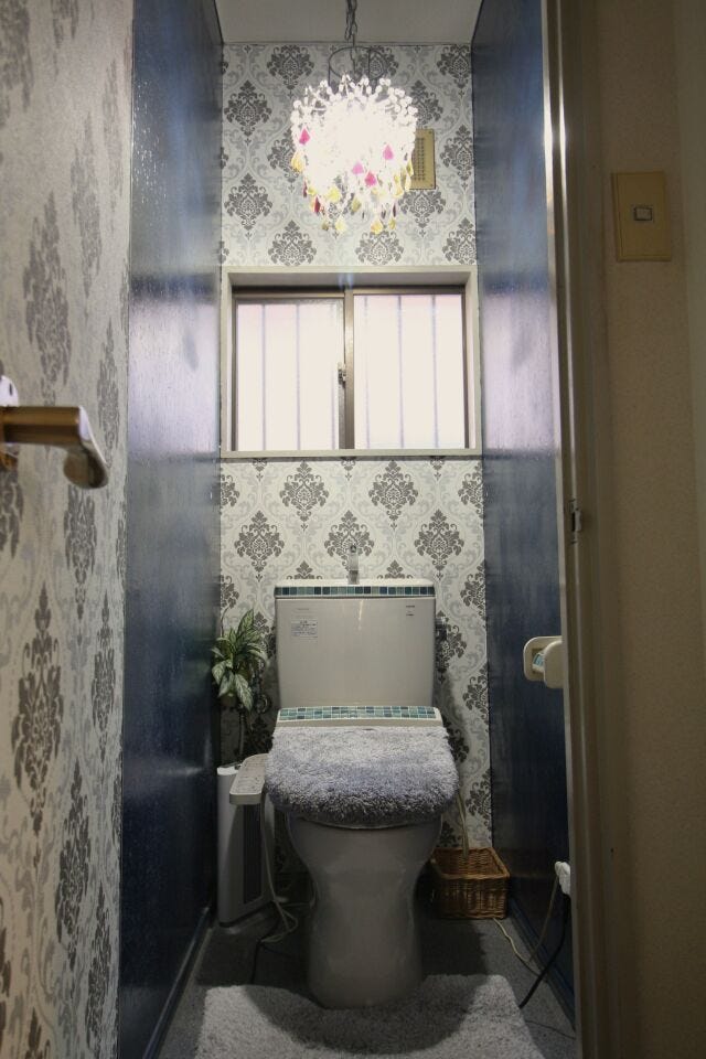 清潔感のあるトイレです。小窓がついていて換気ができるので、嫌な臭いをこもらせません!