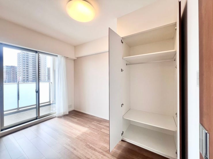 《リビング横4.5帖》LDKとつながる約4.5帖の洋室は、バルコニーに面しているため日中も明るく快適♪室内干しスペースやお子様の遊び場としても活用できます◎