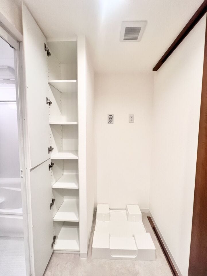 室内洗濯機置き場を採用し、天候を気にせずお洗濯が可能。隣には収納スペースも設けており、洗剤やタオル類をまとめて収納できます。