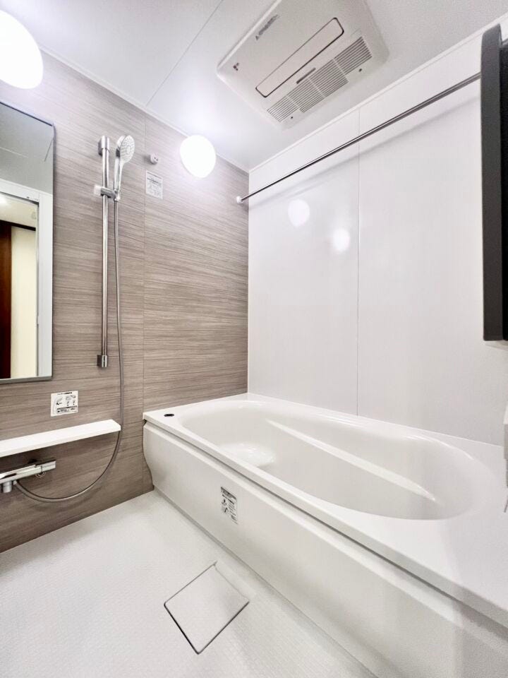 浴室乾燥機付きで雨の日や夜間でも洗濯物を乾かせます。追焚機能付きのため、ご家族それぞれのタイミングで快適に入浴可能。