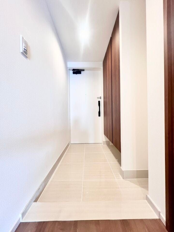 帰宅時にほっとできる落ち着いた空間です♪収納付きで玄関まわりをすっきり保てるため、生活感を抑えられます。