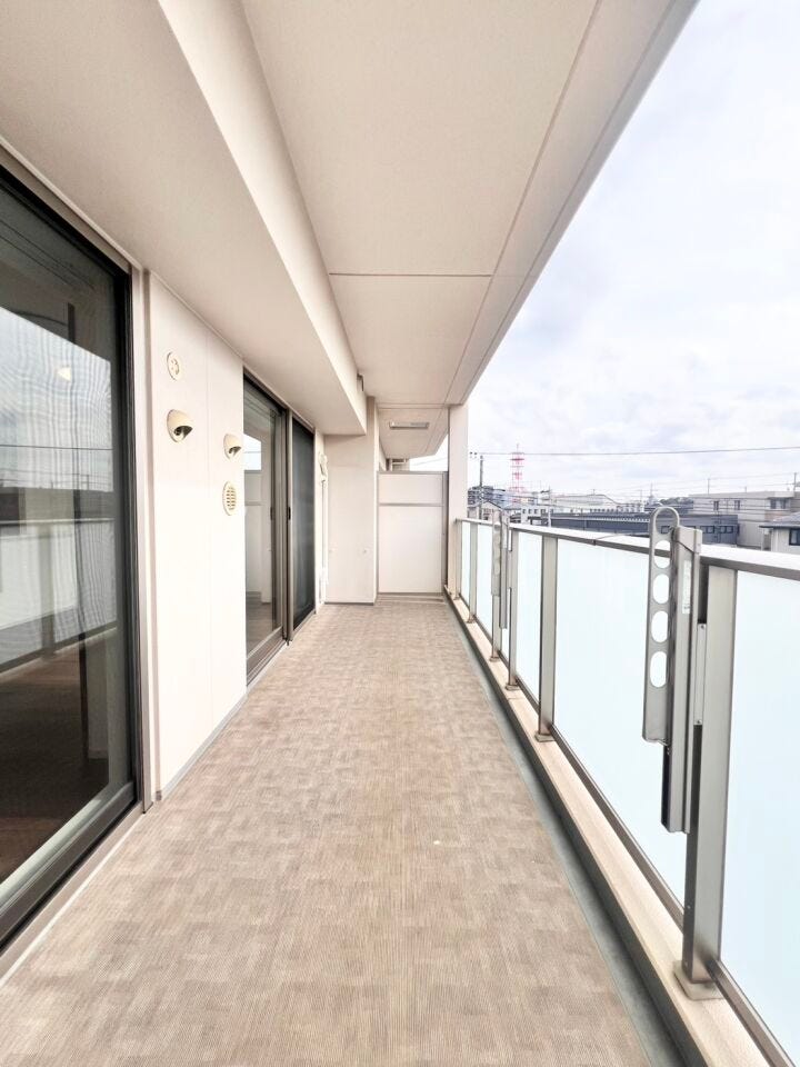 ゆとりある広さのワイドバルコニー。洗濯物や布団をしっかり干せるだけでなく、ガーデニングやチェアを置いて外の空気を楽しむこともできます♪