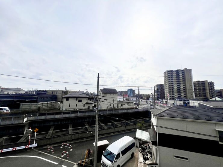 前面が抜けており、視界にゆとりを感じられる眺望。周囲の建物との距離もあり、圧迫感を感じにくい住環境です。空を感じながら暮らせる開放的なロケーションです♪