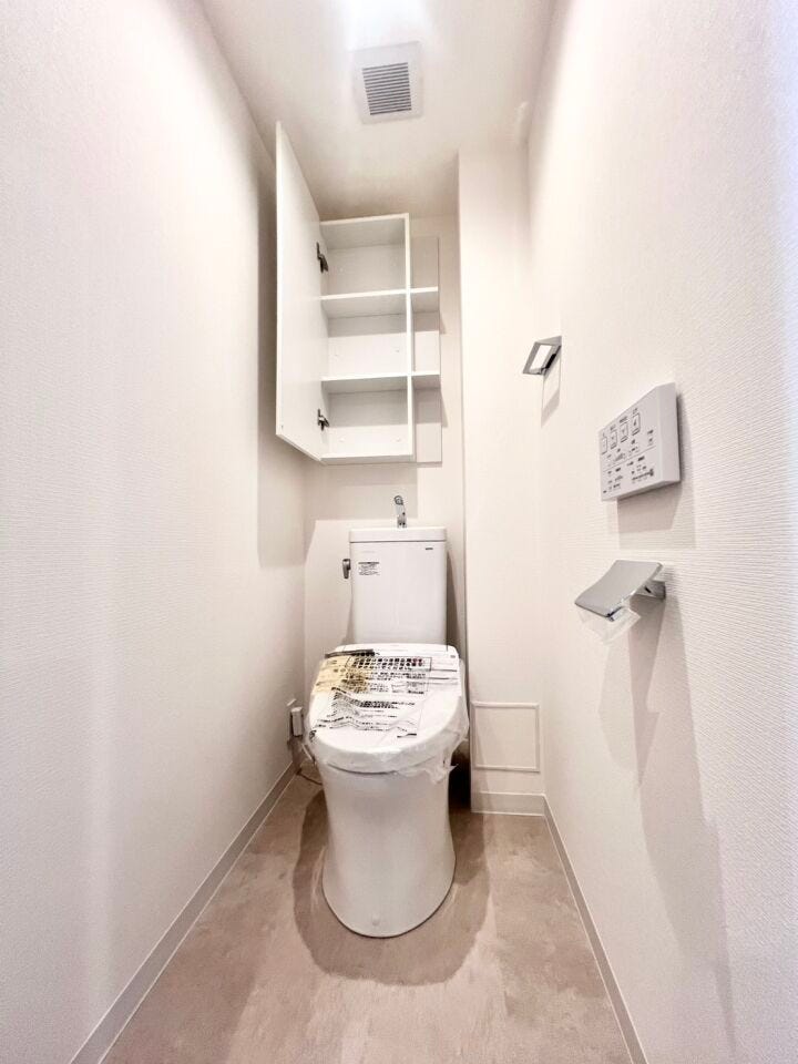 上部収納を備えたトイレ。日用品を見せずにしまえるため、空間をすっきり保てます♪