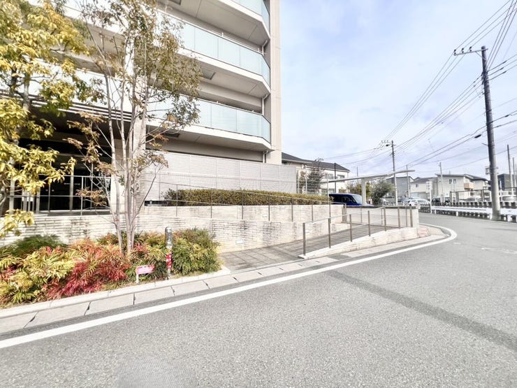 嬉しいスロープ付き♪ベビーカーやお子様の自転車、将来的なバリアフリーにも配慮された設計です◎