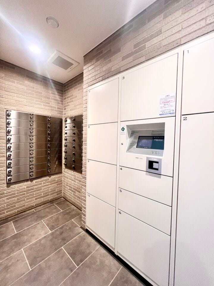 宅配ボックス付きで外出中でも荷物の受け取りが可能!忙しい日常でも再配達の手間が減り、暮らしやすさを高めてくれます♪