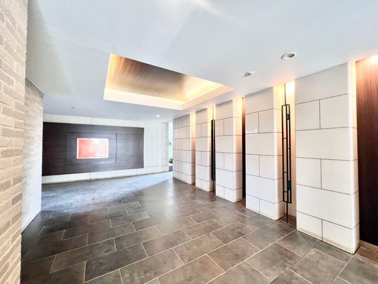 間接照明を取り入れた上質感あるエントランス。住まいの第一印象を高めてくれる、落ち着いた共用空間です♪