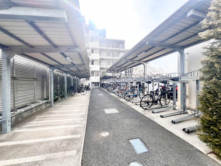 屋根付き駐輪場を完備。通勤・通学・お買い物にも便利に使えます♪