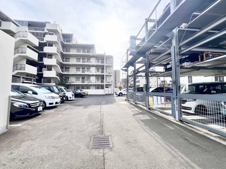 敷地内には駐車場を確保。車移動の多い方にも使いやすい住まいです♪