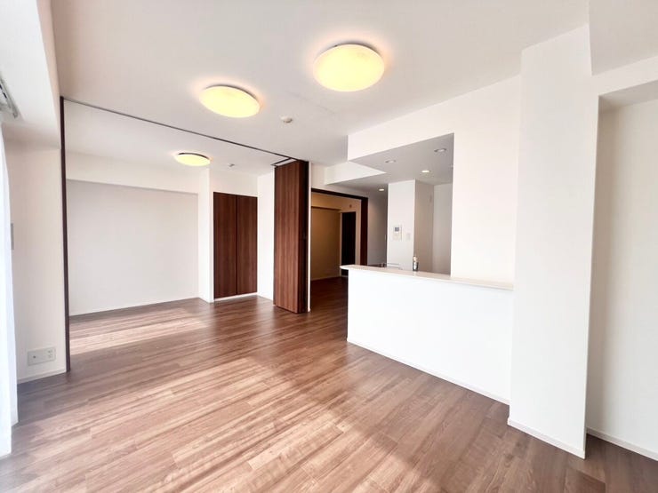 【リビング】
ウォールドアを開放すればLDK+洋室で開放的な大空間に!来客時や、お子様の遊び場としても活躍します。柱の出っ張りが少なく家具配置の自由度も高い、使い勝手の良いリビングです♪