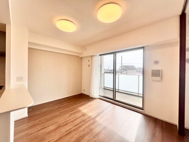 南西向きのバルコニーから自然光が入り、実際の帖数以上に広がりを感じられる空間です。家具配置もしやすい整った形状で、ダイニング・リビングをバランス良くレイアウト可能♪