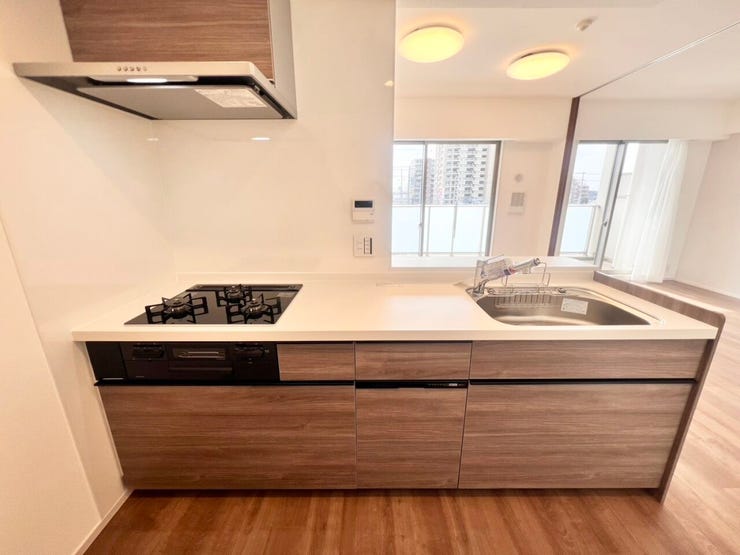 食器洗浄機付きのシステムキッチンを採用。カウンターキッチン仕様のため、家族とコミュニケーションを取りながらお料理ができるのも魅力♪