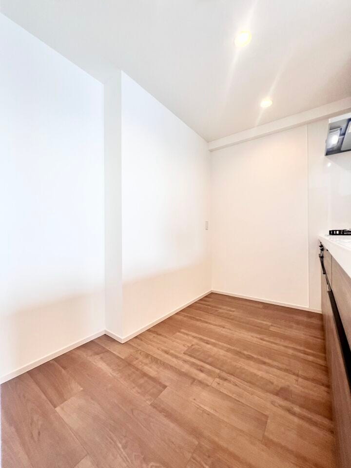 キッチン周りに余裕があり、冷蔵庫・カップボードを置いても動線にゆとりがあります♪調理スペースも広く、複数人での料理や作業もスムーズ◎