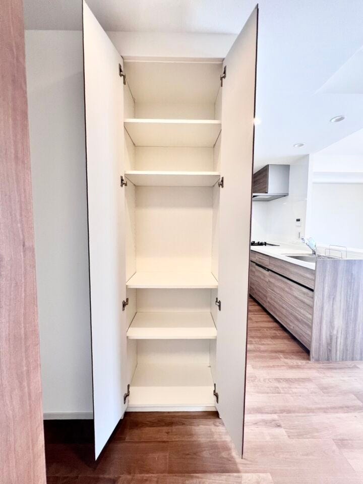 キッチン横に収納スペースを設けており、食品ストックや調理家電、日用品などをまとめて収納可能。パントリーとしても活用できる便利な収納です♪