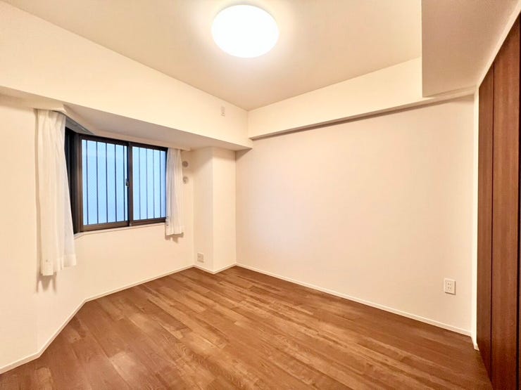 《6帖》主寝室としても使えるゆとりのある洋室。ベッド・デスク・収納家具を配置しても動線を確保しやすく、長く使えるお部屋です♪