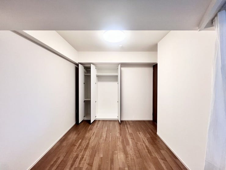 《6帖》嬉しい収納スペース付き♪衣類や荷物をしっかり収められるため、家具を最小限にして広く使えます。主寝室としてはもちろん、子供部屋やワークスペースとしても長く使える一室です。