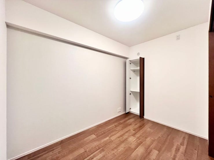 《4.5帖》嬉しい収納付き!コンパクトながら、ベッドやデスクを配置でき、子供部屋・書斎・テレワークスペースとして活躍します♪