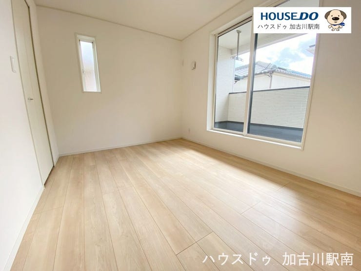 バルコニーに面した明るい洋室