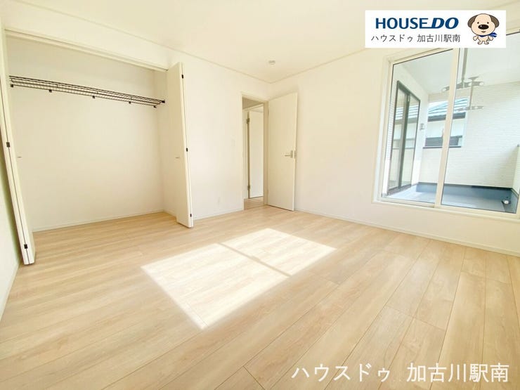 コーナー出窓付きのお洒落な洋室