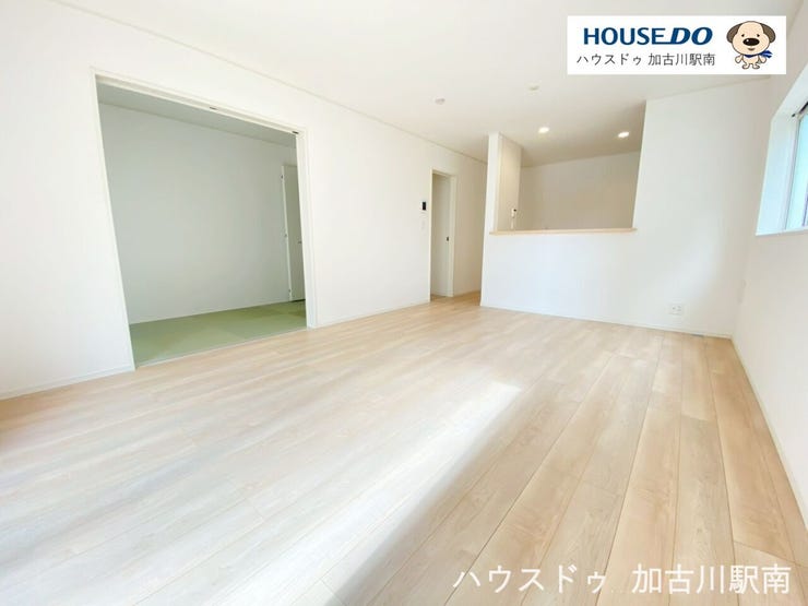 広々とした空間で、ソファやダイニングセットもゆったり配置可能です。