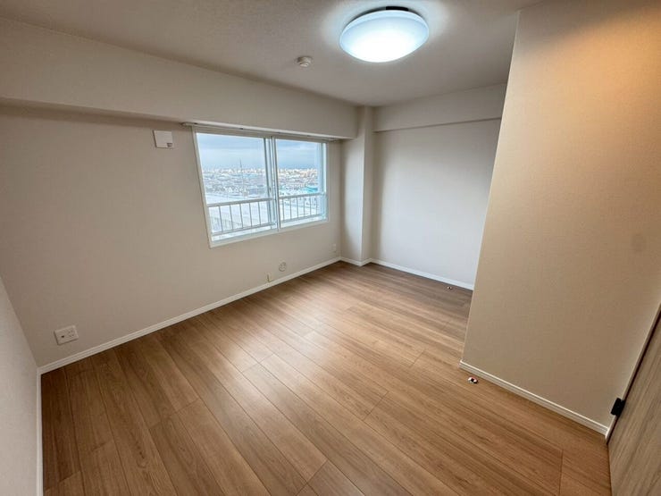 ≪洋室3≫
約6.7帖の洋室。シンプルでどのようなテイストの家具でもマッチします。