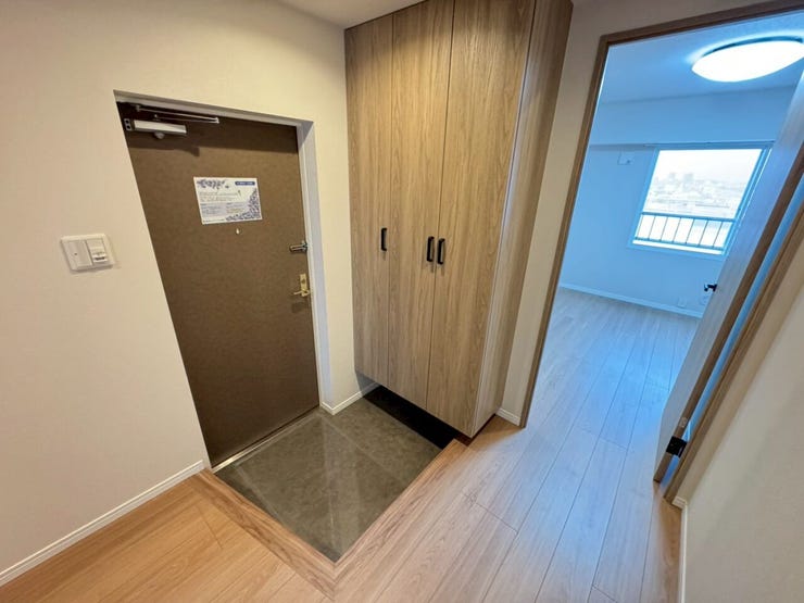 ≪玄関≫
シンプルな玄関。収納力のある玄関収納付きです。